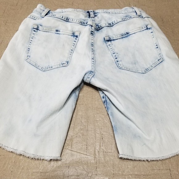 Carbon Men Jean Shorts Blue Size 32 Denim Distressed Frayed Hems Light Wash - Picture 2 of 8
